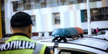 У Києві водій на Mazda наїхав на поліцейське авто та втік, його зупинили стріляниною – патрульні