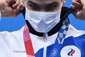 Російським та білоруським плавцям-юніорам повернули національну символіку