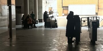 Метро зупинилось і знову рушило: що зараз відбувається в Києві