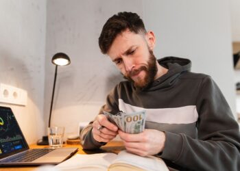 “Ніколи не купуйте валюту на всі гроші”: бліц з експертом про пастки курсу та заощадження