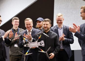 Зеленський “привідкрив завісу” першого німецько-українського заводу дронів для ЗСУ (відео)