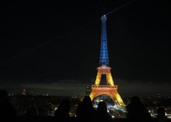 Головна візитівка Парижа засяяла кольорами прапора України (відео)