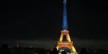 Головна візитівка Парижа засяяла кольорами прапора України (відео)