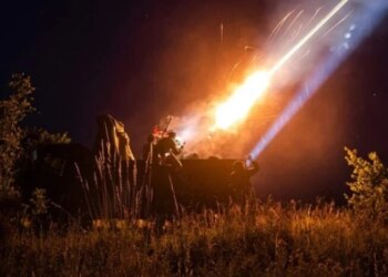 У Києві та області прогриміли вибухи, працює ППО