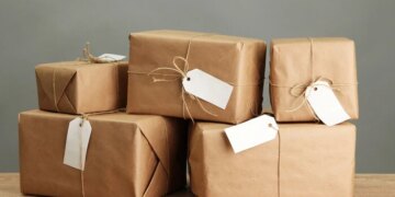 Кожен третій українець отримує посилки з-за кордону, 82% не підтримують ПДВ на відправлення – соцопитування