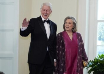 Подружжя Клінтонів дасть свідчення у справі Епштейна: названо дату