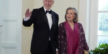 Подружжя Клінтонів дасть свідчення у справі Епштейна: названо дату