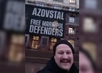 «Збрив вуса, щоб не знайшли». У Києві затримано чоловіка, який насміхався з меморіалу загиблим захисникам