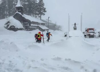 Лавина в Каліфорнії: 10 лижників зникли безвісти, ще шестеро – в пастці