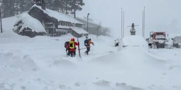 Лавина в Каліфорнії: 10 лижників зникли безвісти, ще шестеро – в пастці