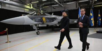 Найкращі у світі? На що насправді здатні 250 літаків Gripen та Rafale, які хоче Україна