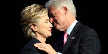 Подружжя Клінтонів погодилося свідчити перед Палатою представників у справі Епштейна