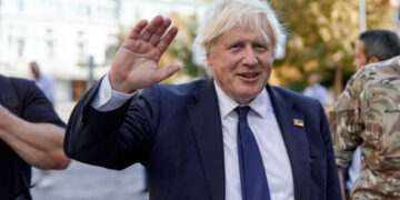Експрем’єр Британії Джонсон не бачить причини, чому союзники не повинні відправити до України мирні війська