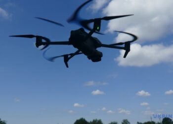 Прикордонники дронами уразили на півдні човен і наземного робота росіян