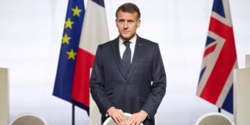 Макрон: Діалог з Путіним – це не питання найближчих днів