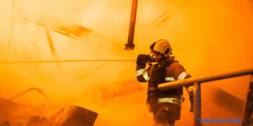 Київ атакують російські безпілотники, на Оболоні горять автівки на стоянці