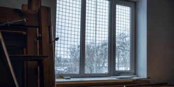 Побої та важка праця: на Київщині викрили псевдореабілітаційний центр, де утримували 58 людей