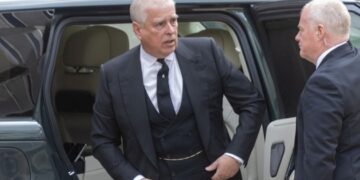 У Британії розглядають можливість позбавити колишнього принца Ендрю права успадкувати престол – BBC