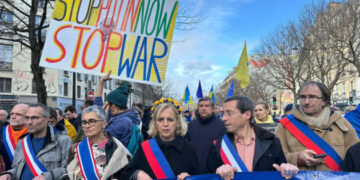 У Парижі на український марш до четвертої річниці війни вийшли близько двох тисяч людей