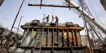 Уряд розпочав виплати працівникам критичної інфраструктури, які ліквідовують наслідки обстрілів