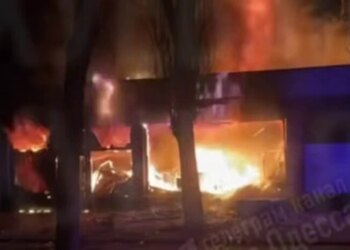 Росіяни вдарили по Одесі: загорілись будинки та магазин, є постраждалі