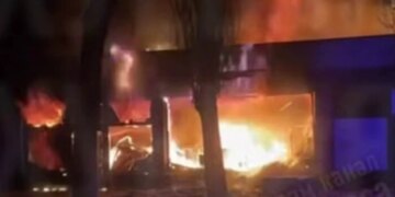 Росіяни вдарили по Одесі: загорілись будинки та магазин, є постраждалі