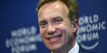 Глава Давоського форуму пішов у відставку через зв’язки з Епштейном