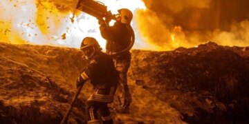 Російський терор: рятувальники ліквідували масштабну пожежу в Одесі