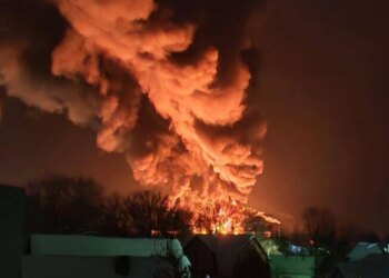 У Псковській області РФ розгорілась масштабна пожежа на нафтобазі (відео)