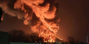 У Псковській області РФ розгорілась масштабна пожежа на нафтобазі (відео)