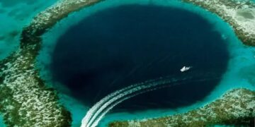 Вчені виявили «блакитну діру», дна якої не вдалося досягти