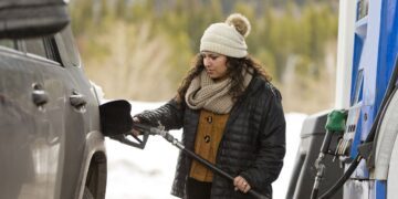 Погані дороги “вдарять” по кишенях водіїв? Як логістика формує ціну на бензин