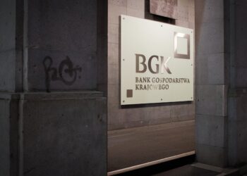 Відкрити картку не вийде? Навіщо в Україні відкривається польський банк