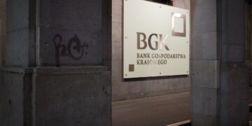 Відкрити картку не вийде? Навіщо в Україні відкривається польський банк