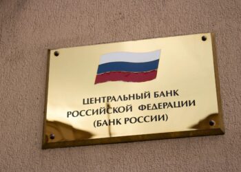 Попри інфляцію та катастрофу: Центробанк РФ несподівано знизив ключову ставку