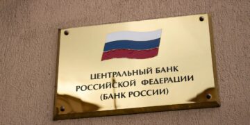Попри інфляцію та катастрофу: Центробанк РФ несподівано знизив ключову ставку