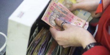 Перевірте свої заначки: НБУ вилучає з обігу “старі” гривні – чи потрібно їх міняти