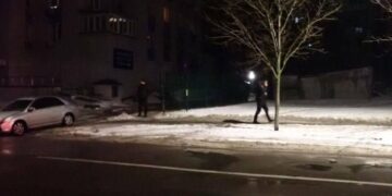 Кривавий вечір у Києві: чоловік із ножем напав на двох людей