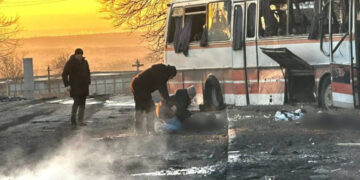 Ворожий дрон влучив поряд з автобусом на Дніпропетровщині: є загиблі