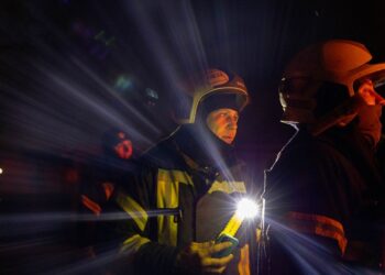 Росіяни вдарили дроном по Харкову: ворог пошкодив авто, у будинку вибиті вікна