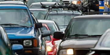 Вантажівка заблокувала рух транспорту: де в Києві складно проїхати, – ФОТО