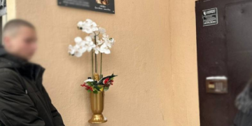 Зневага до загиблого героя: в Києві молодик влаштував п’яний вандалізм – ФОТО