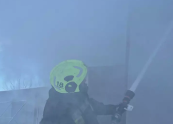 Сильне задимлення на Київщині: рятувальники оточили місце події, – ФОТО