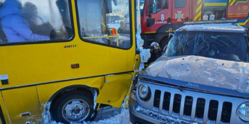 Дитячі крики і розбите скло: на Київщині шкільний автобус зупинився від удару, – ФОТО