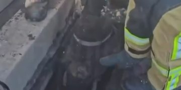 Смертельна пастка в центрі Києва: дітей діставали з каналізації, – ВІДЕО