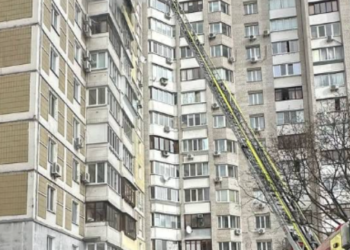 Сильне задимлення в Києві: рятувальники гасили вогонь з повітря, – ФОТО