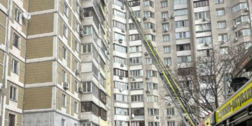 Сильне задимлення в Києві: рятувальники гасили вогонь з повітря, – ФОТО