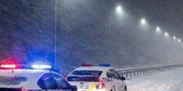 Автівку “роздавило” на шматки: на Київщині сталась моторошна ДТП, – ФОТО