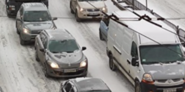 Центр Києва у великих заторах: які вулиці перекрито на півдоби