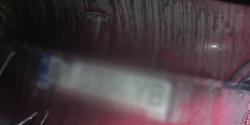 За секунду – полум’я і вибух: у Києві елітні авто перетворились на металобрухт, – ФОТО